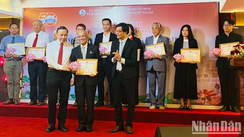 Bà con kiều bào hướng về quê hương với tình yêu, trách nhiệm và khát khao cống hiến